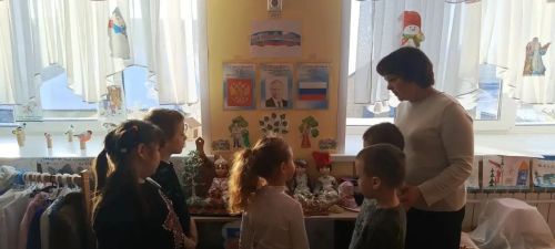 Краски дружбы: в детском саду «Белочка» малыши «оживили» костюмы народов России