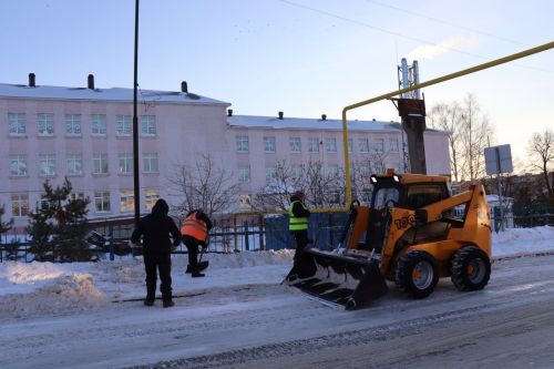 Мороз и снегопад — работа для коммунальщиков в разгаре