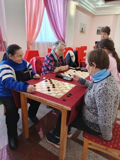 В Нурлате прошел праздничный турнир по шахматам и шашкам среди женщин