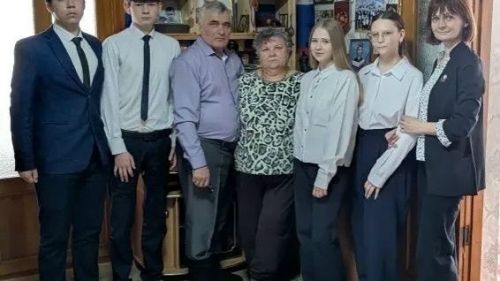 «Цветы для мамы Героя»: нурлатские школьники навестили родительницу погибшего бойца