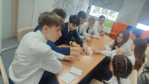 «Машина времени» перенесла нурлатских гимназистов в загадочный XX век