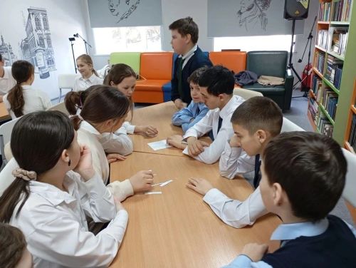 «Машина времени» перенесла нурлатских гимназистов в загадочный XX век