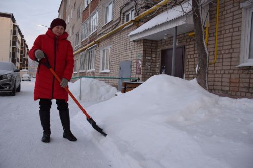 Не ждет дворников: жительница Нурлата каждое утро выходит с лопатой во двор
