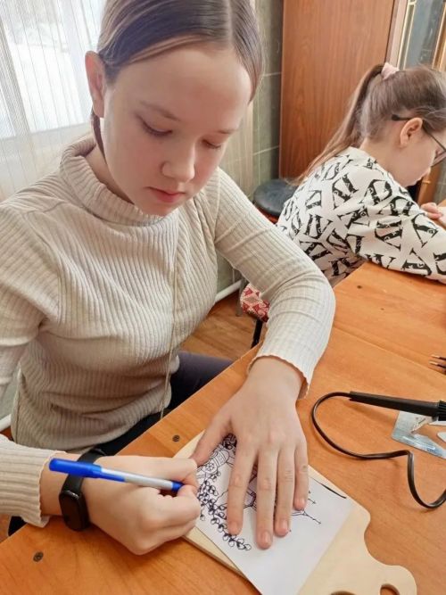Пасхальные узоры: в Нурлате дети учились выжигать куличи на дереве