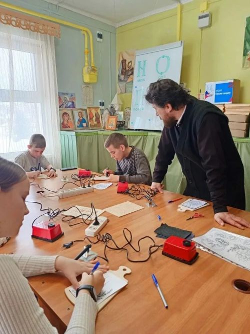 Пасхальные узоры: в Нурлате дети учились выжигать куличи на дереве