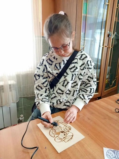 Пасхальные узоры: в Нурлате дети учились выжигать куличи на дереве