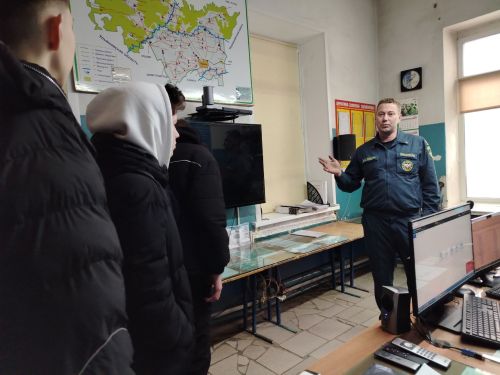 Ученики девятого класса школы №8 познакомились с работой огнеборцев в ПЧ-125
