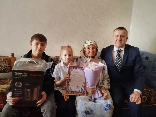 В Нурлате поздравили с 90-летием Зулхиджу Шагидуллину