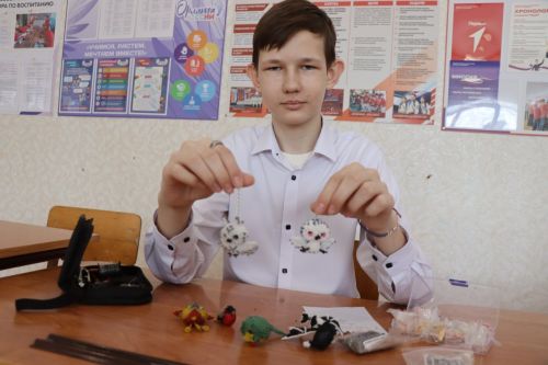Ученик Тюрнясевской школы плетёт объёмные фигуры из бисера: коллекция из 30 работ и планы на вислоухую кошку