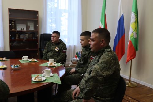 Дамир Ишкинеев встретился с бойцами, вернувшимися из зоны СВО в краткосрочный отпуск