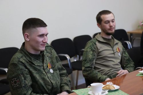 Дамир Ишкинеев встретился с бойцами, вернувшимися из зоны СВО в краткосрочный отпуск