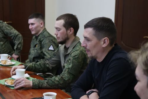Дамир Ишкинеев встретился с бойцами, вернувшимися из зоны СВО в краткосрочный отпуск