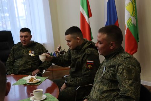 Дамир Ишкинеев встретился с бойцами, вернувшимися из зоны СВО в краткосрочный отпуск