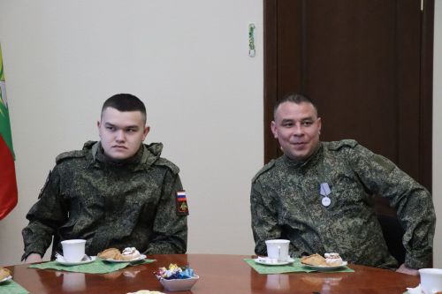 Дамир Ишкинеев встретился с бойцами, вернувшимися из зоны СВО в краткосрочный отпуск