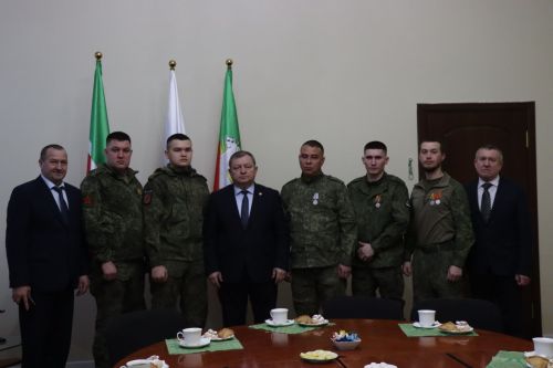 Дамир Ишкинеев встретился с бойцами, вернувшимися из зоны СВО в краткосрочный отпуск