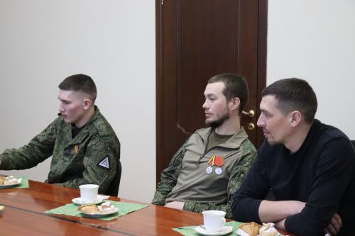 Дамир Ишкинеев встретился с бойцами, вернувшимися из зоны СВО в краткосрочный отпуск