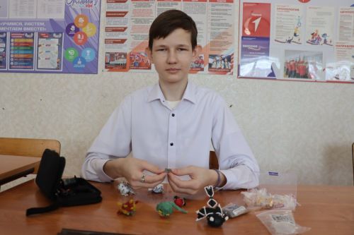 Ученик Тюрнясевской школы плетёт объёмные фигуры из бисера: коллекция из 30 работ и планы на вислоухую кошку