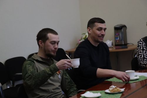 Дамир Ишкинеев встретился с бойцами, вернувшимися из зоны СВО в краткосрочный отпуск