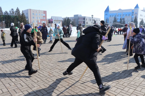 В Нурлате на центральной площади весело отметили праздник Навруз