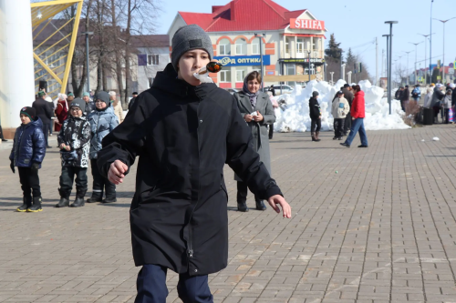 В Нурлате на центральной площади весело отметили праздник Навруз