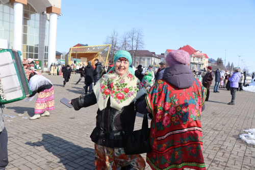 В Нурлате на центральной площади весело отметили праздник Навруз