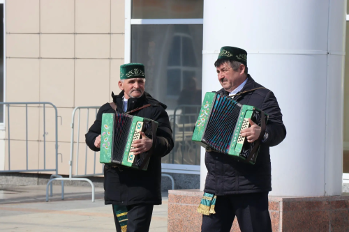 В Нурлате на центральной площади весело отметили праздник Навруз
