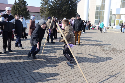 В Нурлате на центральной площади весело отметили праздник Навруз