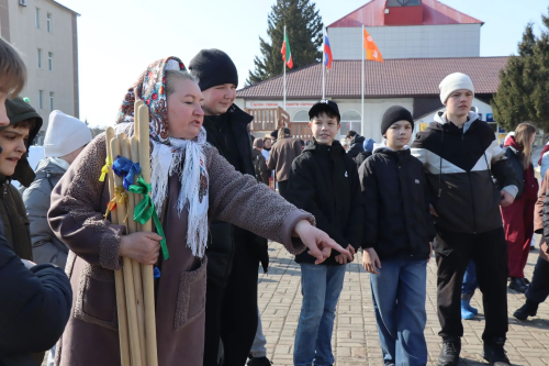 В Нурлате на центральной площади весело отметили праздник Навруз