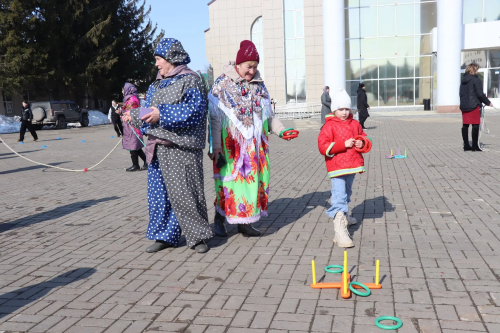 В Нурлате на центральной площади весело отметили праздник Навруз