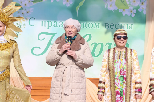 В Нурлате на центральной площади весело отметили праздник Навруз