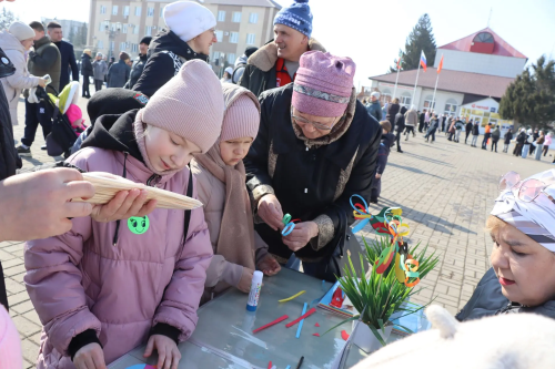 В Нурлате на центральной площади весело отметили праздник Навруз