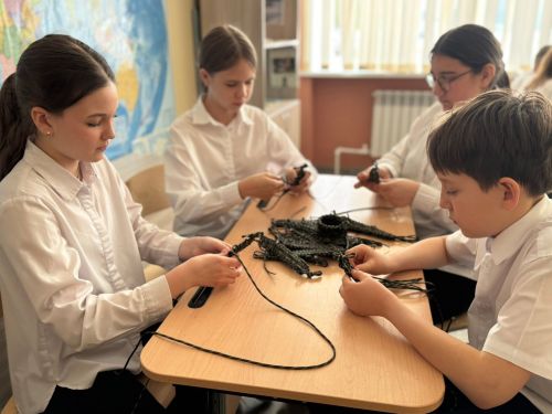 Волонтёры отряда «Надежда» в Нурлате плетут браслеты-обереги для бойцов СВО