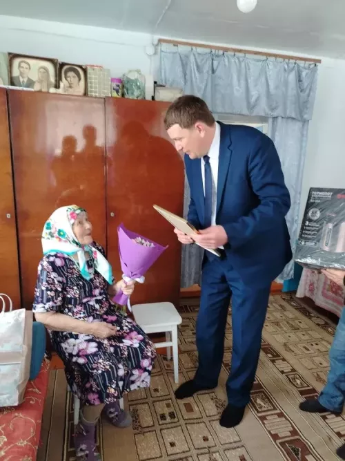 Низкий поклон труженице тыла: в Нурлатском районе поздравили Нину Маркину с 95-летием