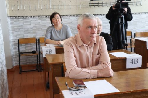 В Нурлате родители сели за парты: в районе прошла акция «Сдаем вместе. День сдачи ЕГЭ родителями»