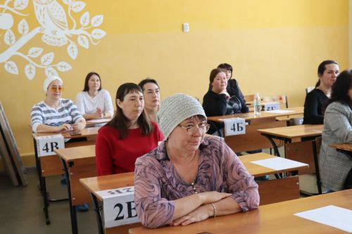 В Нурлате родители сели за парты: в районе прошла акция «Сдаем вместе. День сдачи ЕГЭ родителями»