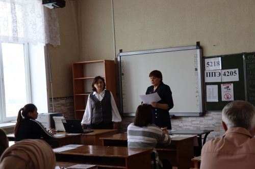 В Нурлате родители сели за парты: в районе прошла акция «Сдаем вместе. День сдачи ЕГЭ родителями»
