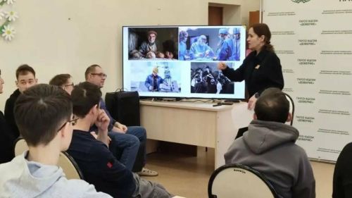 В центре «Доверие» обсудили понятия доблестного труда и воинской славы в рамках Года единства народов России