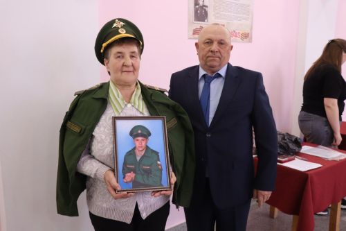 В Нурлате для родителей, жен, детей героев проходит фотосессия