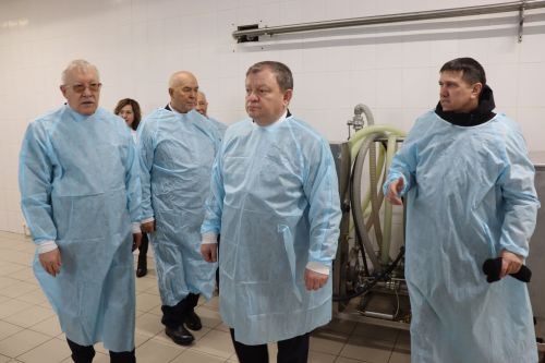 Депутат Госдумы Олег Морозов оценил спортзал школы и производство сыра в Нурлате
