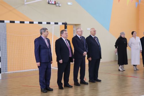 Депутат Госдумы Олег Морозов оценил спортзал школы и производство сыра в Нурлате