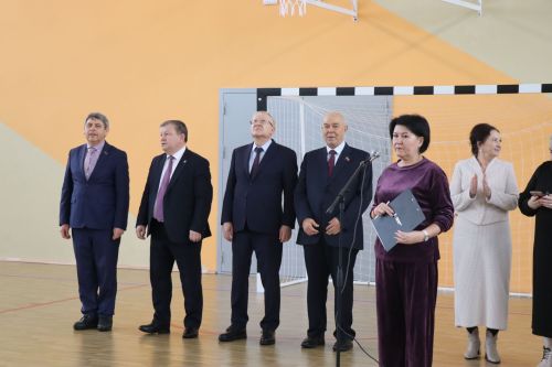 Депутат Госдумы Олег Морозов оценил спортзал школы и производство сыра в Нурлате