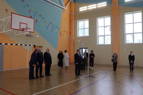 Депутат Госдумы Олег Морозов оценил спортзал школы и производство сыра в Нурлате