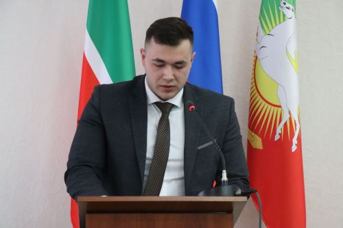 В Нурлате депутат Госдумы Олег Морозов принял участие в планерке и вручил удостоверения ветеранов боевых действий