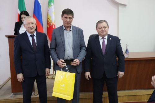 В Нурлате депутат Госдумы Олег Морозов принял участие в планерке и вручил удостоверения ветеранов боевых действий