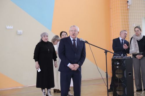 Депутат Госдумы Олег Морозов оценил спортзал школы и производство сыра в Нурлате