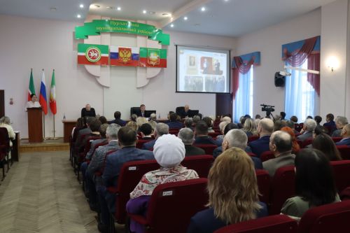 В Нурлате депутат Госдумы Олег Морозов принял участие в планерке и вручил удостоверения ветеранов боевых действий