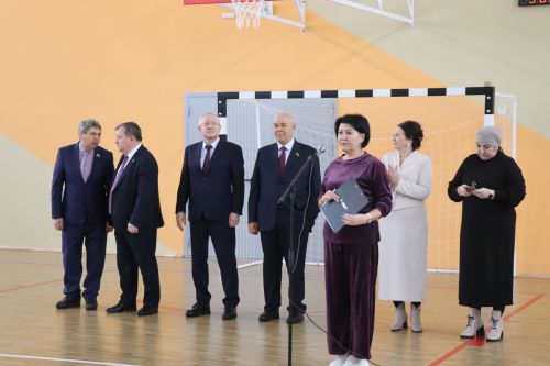 Депутат Госдумы Олег Морозов оценил спортзал школы и производство сыра в Нурлате