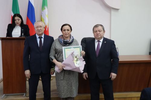 В Нурлате депутат Госдумы Олег Морозов принял участие в планерке и вручил удостоверения ветеранов боевых действий