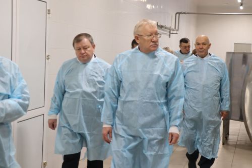 Депутат Госдумы Олег Морозов оценил спортзал школы и производство сыра в Нурлате