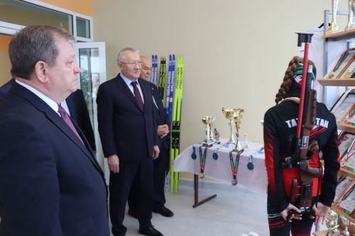 Депутат Госдумы Олег Морозов оценил спортзал школы и производство сыра в Нурлате